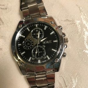 Fashion Wear Men’s Sliver lightweight Watch